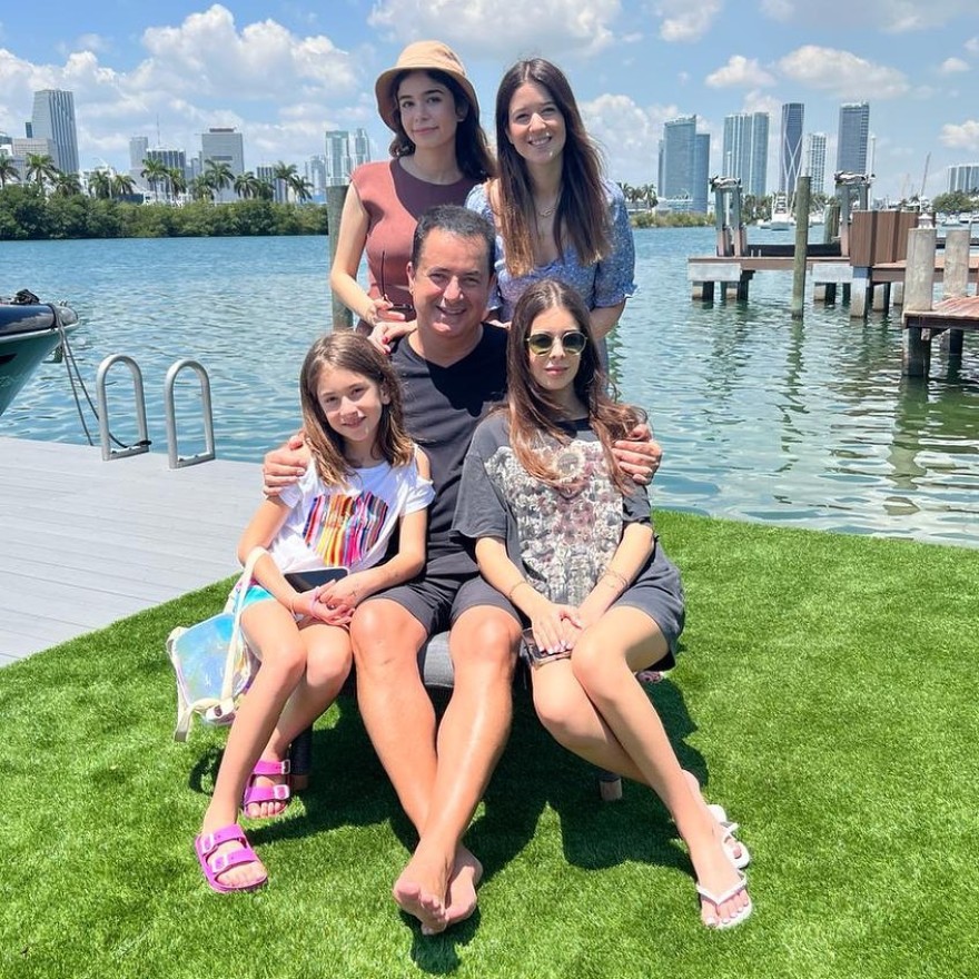 Αυτή είναι η 23χρονη σύντροφος του 53χρονου Ατζούν Ιλιτζαλί - Θα φέρει στον κόσμο το 5ο παιδί του