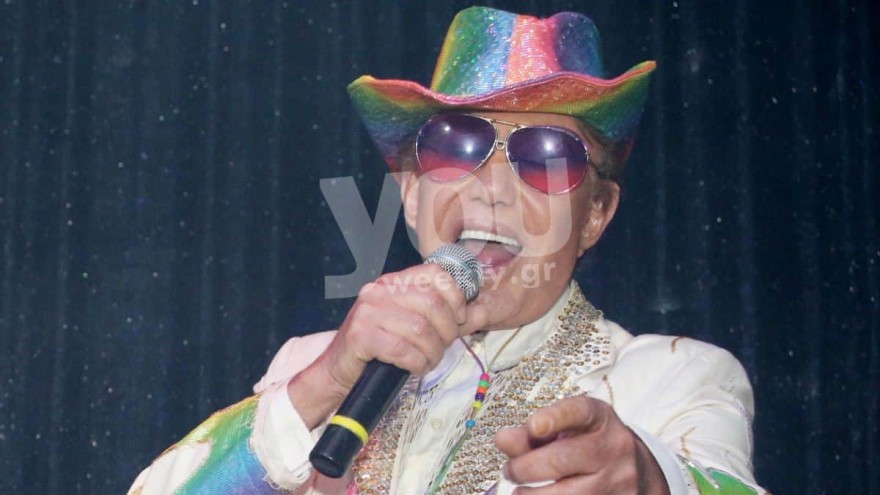 Ο Γιάννης Φλωρινιώτης σε εμφανιση του σε νυχτερινό κέντρο