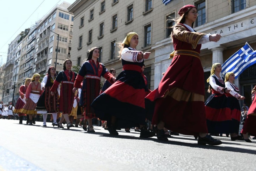 Μαθητική παρέλαση 24/3: Ρίγη συγκίνησης με την σημαιοφόρο, κι όχι μόνο, που φορούσε μπούρκα (Φωτογραφίες)