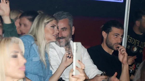 Μόνος του σε ένα στάδιο γεμάτο κόσμο - Η πρώτη δημόσια εμφάνιση του Γιώργου Μαυρίδη μετά τον χωρισμό με την Κρίστη Καθαργιά