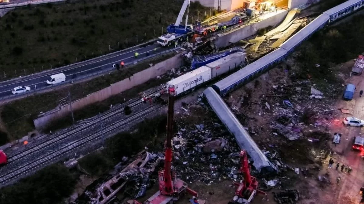 Τέμπη: «Θυμάμαι ότι δάγκωνα γυαλιά, το αίμα έτρεχε ποτάμι...» - Ανατριχίλα με την περιγραφή 25χρονης από το 3ο βαγόνι της τραγωδίας