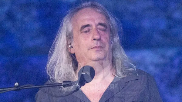 Τέμπη: «Αν το 'ξερα, θα ανέβαινα κι εγώ στο τρένο...» - Εκατοντάδες σχόλια στο Facebook με την αιχμηρή ανάρτηση του Αγγελάκα