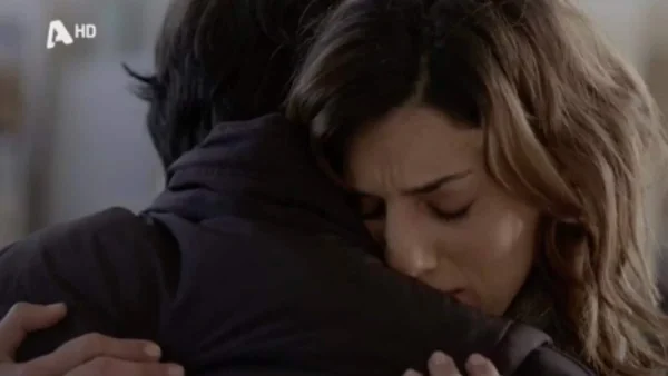 Σασμός: «Την αγγίζει σαν να...» - Η κίνηση του Αστέρη στην Αργυρώ που έριξε το twitter για τη σειρά του Alpha