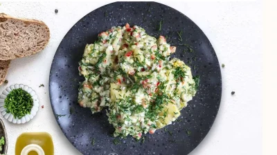 Τώρα που ανοίγει ο καιρός - Πανεύκολη και δροσιστική πατατοσαλάτα από την Αργυρώ Μπαρμπαρίγου