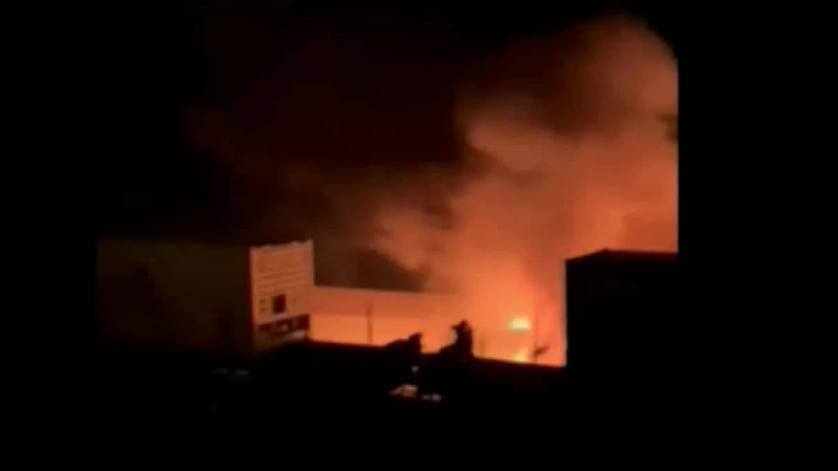 Τα βαγόνια τυλίχθηκαν στις φλόγες μέσα σε δευτερόλεπτα - Νέο σοκαριστικό βίντεο μετά την σύγκρουση στα Τέμπη