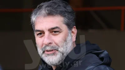 Καραφλός και με παραπάνω κιλά - Αγνώριστος σε νέα θεατρική παράσταση ο Βασίλης Μπισμπίκης