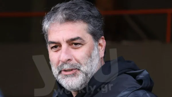 Καραφλός και με παραπάνω κιλά - Αγνώριστος σε νέα θεατρική παράσταση ο Βασίλης Μπισμπίκης