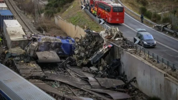 Τέμπη: «Έφυγε από τα χέρια της κόρης μου που την τάιζε και...» - Ανατριχίλα με την περιγραφή της γιαγιάς του βρέφους που σώθηκε από την σύγκρουση