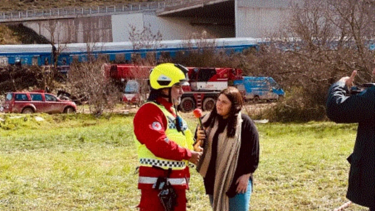 Η Δανάη Μπάρκα στο σημείο των Τεμπών στην Λάρισα - Σοκαρισμένη από το ρεπορτάζ και τις μαρτυρίες των συγγενών που ακούει