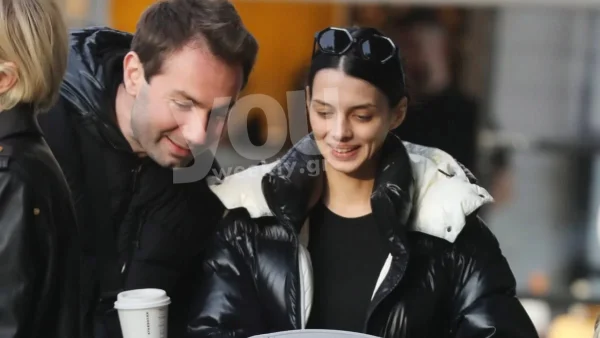 Δεν ξεκολλάει από πάνω τους - Η νέα φωτογραφία του Δημήτρη Παππά με την Μπεζάν και την μπέμπα