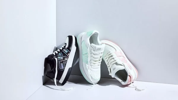 Η DKNY παρουσιάζει τις τάσεις και τα χρώματα της σεζόν