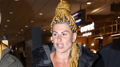 Survivor all star: Αλλιώς έφυγε και αλλιώς γύρισε - Με κίτρινα ράστα η Ευρυδίκη Παπαδοπούλου στο Eλευθέριος Βενιζέλος