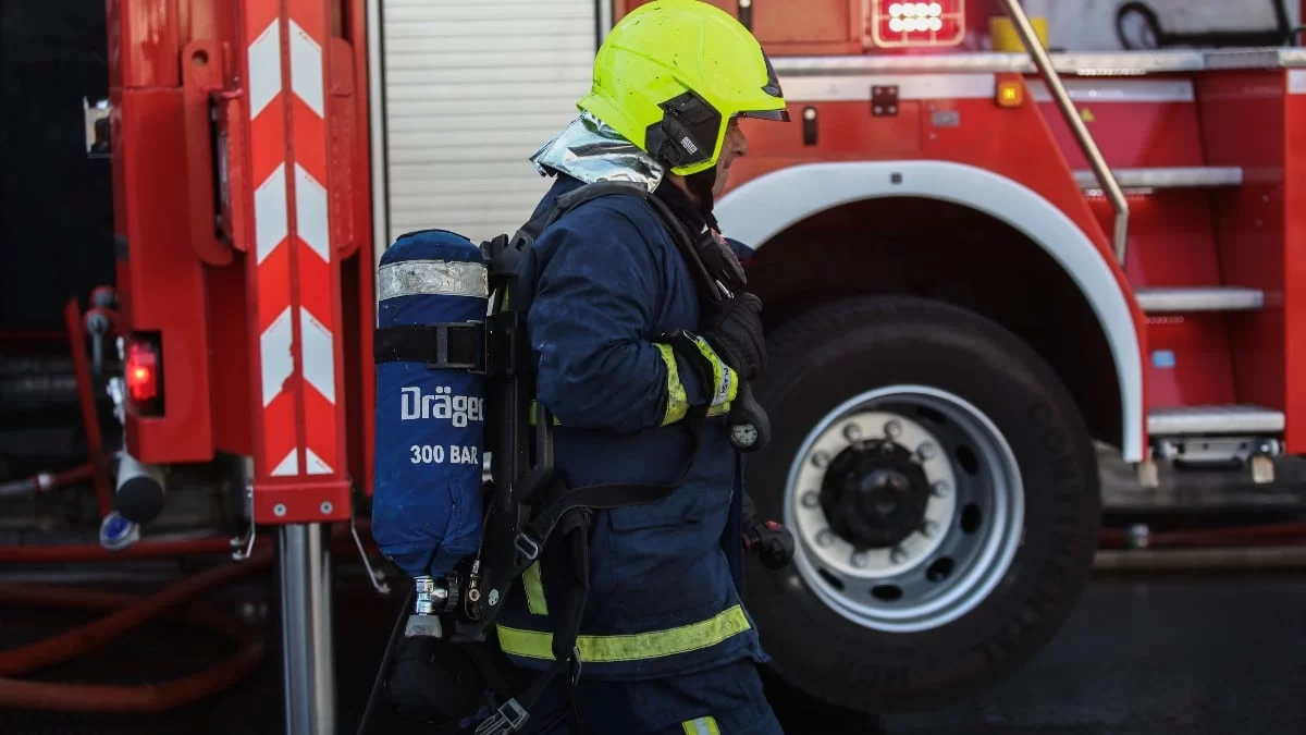 Φωτιά τώρα σε εργοστάσιο στο Σχηματάρι - Καίγεται μεγάλη έκταση