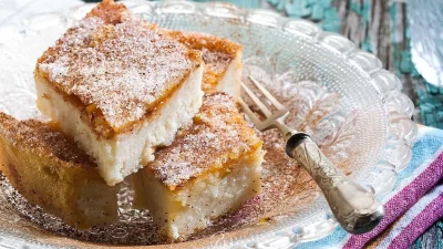 Χωρίς φύλλο, χωρίς μίξερ: Παραδοσιακή συνταγή γαλατόπιτας με αυγά και βούτυρο