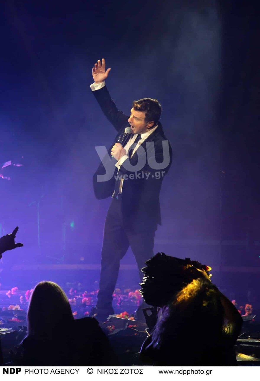 Ο Γιάννης Πλούταρχος στο νυχτερινό κέντρο που τραγουδάει