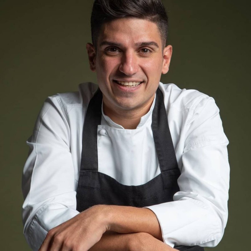 Οικίες γεύσεις με έμφαση στην ποιοτική πρώτη ύλη από Έλληνες παραγωγούς, έρχονται στο πιάτο σας με την υπογραφή του Chef Σταύρου Υφαντίδη! 