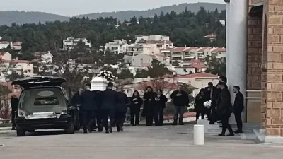 Τέμπη: Την κήδεψε ο παππάς που την βάφτισε - Θρήνος στην κηδεία της 23χρονης Φρατζέσκας Μπέζα