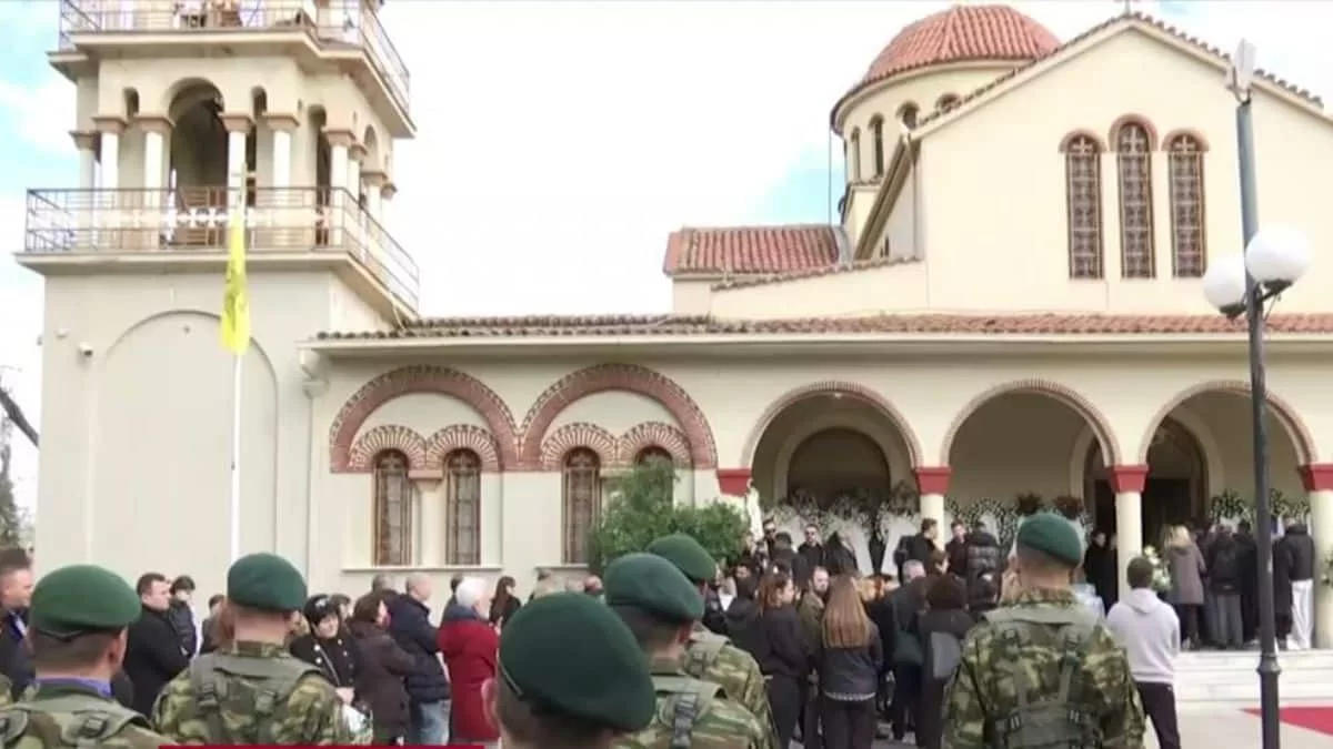 Το παρών έδωσε και ο Ελληνικός στρατός - Η σπαρακτική στιγμή που πέρασε το φέρετρο της Κλαούντιας από τα Τέμπη