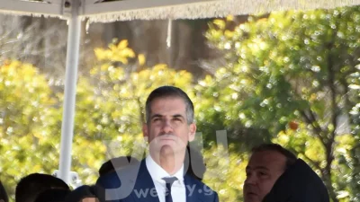 25η Μαρτίου: Στεκόταν αγέρωχος ο Μπακογιάννης - Με το γιο του ντυμένο τσολιά και την κόρη του στην παρέλαση