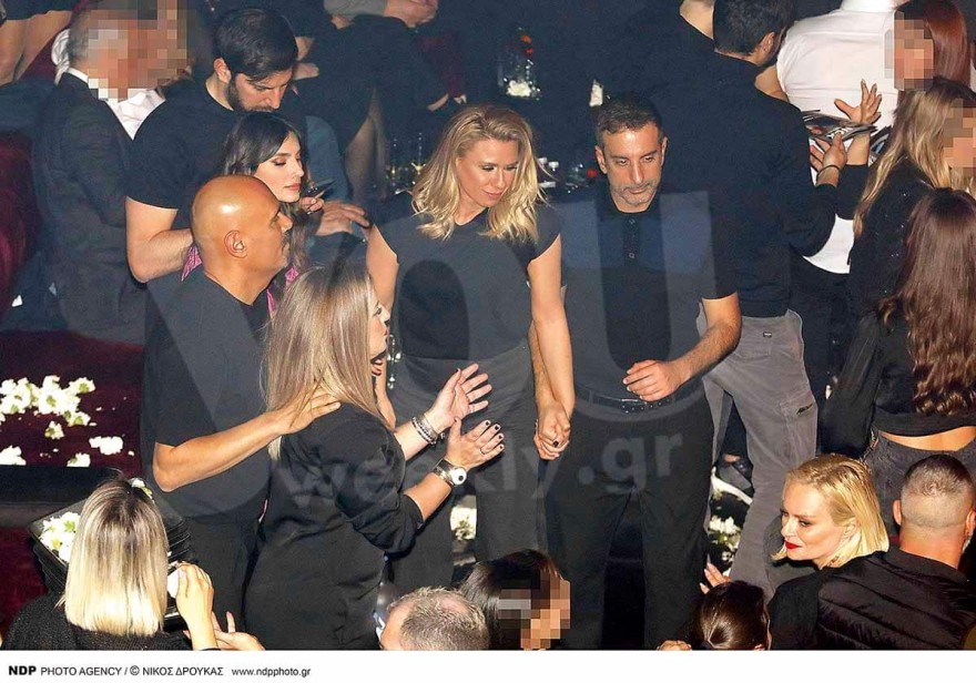 Τον φιλούσε συνεχώς παθιασμένα: Αποκλειστικές φωτογραφίες της Ηλιάνας Παπαγεωργίου με τον Γιάννη Καραβασάνη