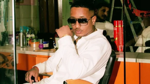 Πιασμένοι χέρι χέρι - Η φωτογραφία του Light με την κούκλα σύντροφό του από τις διακοπές τους στο Μπαλί της Ινδονησίας