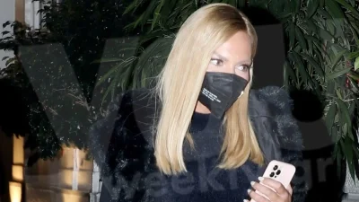 Έχει μεγαλώσει πολύ η κοιλίτσα της - Η Μαλέσκου ποζάρει με κατακόκκινο εφαρμοστό φόρεμα στον 7ο μήνα της εγκυμοσύνης της