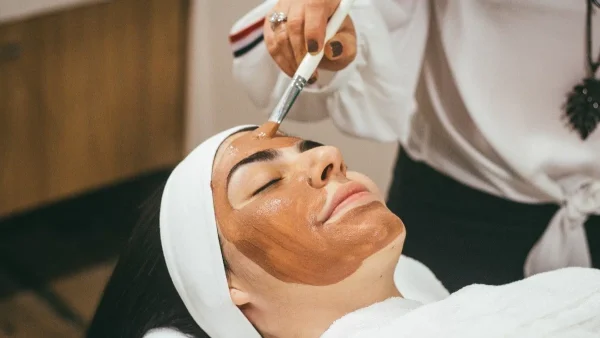 4 σπιτικές μάσκες προσώπου για μια νότα ανανέωσης στην επιδερμίδα σου