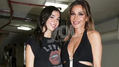 Με την φωτογραφία της στο χέρι - Συγκινημένος ο νονός της Μελίνας Νικολαΐδη στα παρασκήνια του ALPHA στο πλευρό της Βανδή