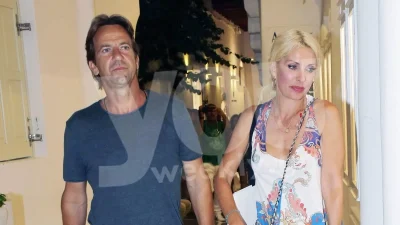 Δεν είναι η Ελένη Μενεγάκη - Η ξανθιά καλλονή που φωτογράφισε στο Όναρ ο Μάκης Παντζόπουλος