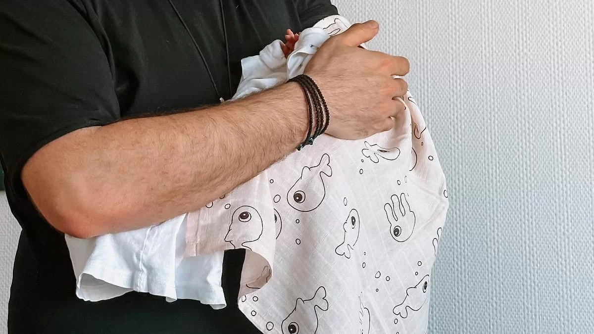 Baby boom! Έγινε μπαμπάς για πρώτη φορά και το ανακοίνωσε με την πρώτη φωτογραφία του νεογέννητου