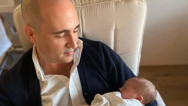 Έχει μεγαλώσει πολύ! Είναι πλέον 5 μηνών - Η φωτογραφία με το πρόσωπο της κόρης του Κωνσταντίνου Μπογδάνου