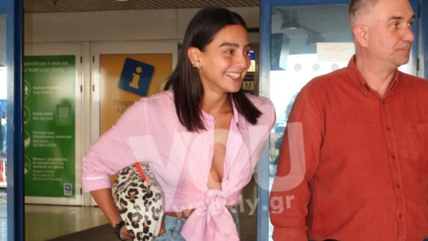 Survivor all star: Με πλαστική παντόφλα & πολύ μαυρισμένη - Επέστρεψε η Νικολέτα Μαυρίδη στην Ελλάδα