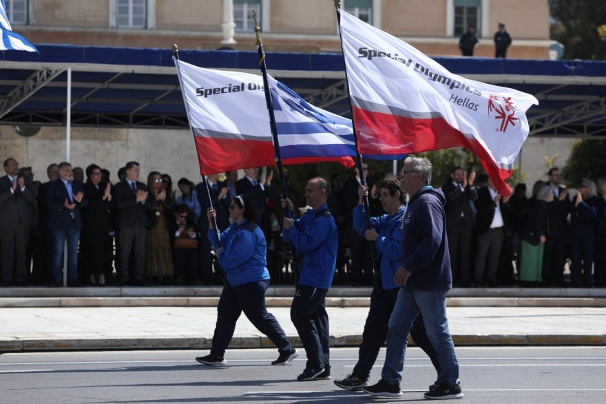 Μαθητική παρέλαση 24/3: Ρίγη συγκίνησης με την σημαιοφόρο, κι όχι μόνο, που φορούσε μπούρκα (Φωτογραφίες)