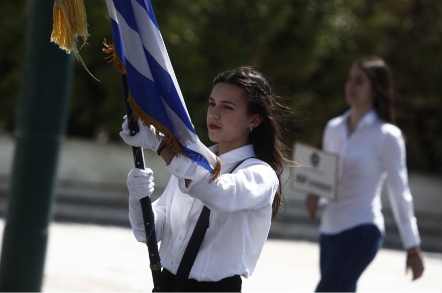 Μαθητική παρέλαση 24/3: Ρίγη συγκίνησης με την σημαιοφόρο, κι όχι μόνο, που φορούσε μπούρκα (Φωτογραφίες)