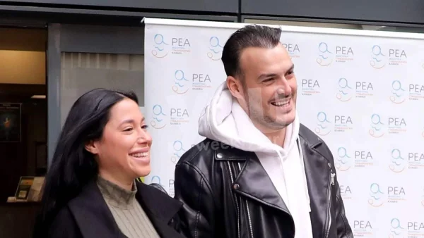 Από το ένα χέρι την Λαμπρινή από το άλλο το μωρό - Φωτογραφίες του Σάκη Αρσενίου έξω από το μαιευτήριο