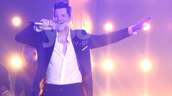 Μπορεί να μην μοιάζουν καθόλου αλλά έχει το "μουσικό" μικρόβιο - Αυτός είναι ο μικρότερος αδελφός του Σάκη Ρουβά