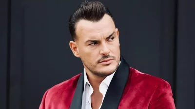 Στο ένα χέρι το βρέφος και στο άλλο η τούρτα γενεθλίων του - Πλημμυρισμένος από χαρά ο Σάκης Αρσενίου