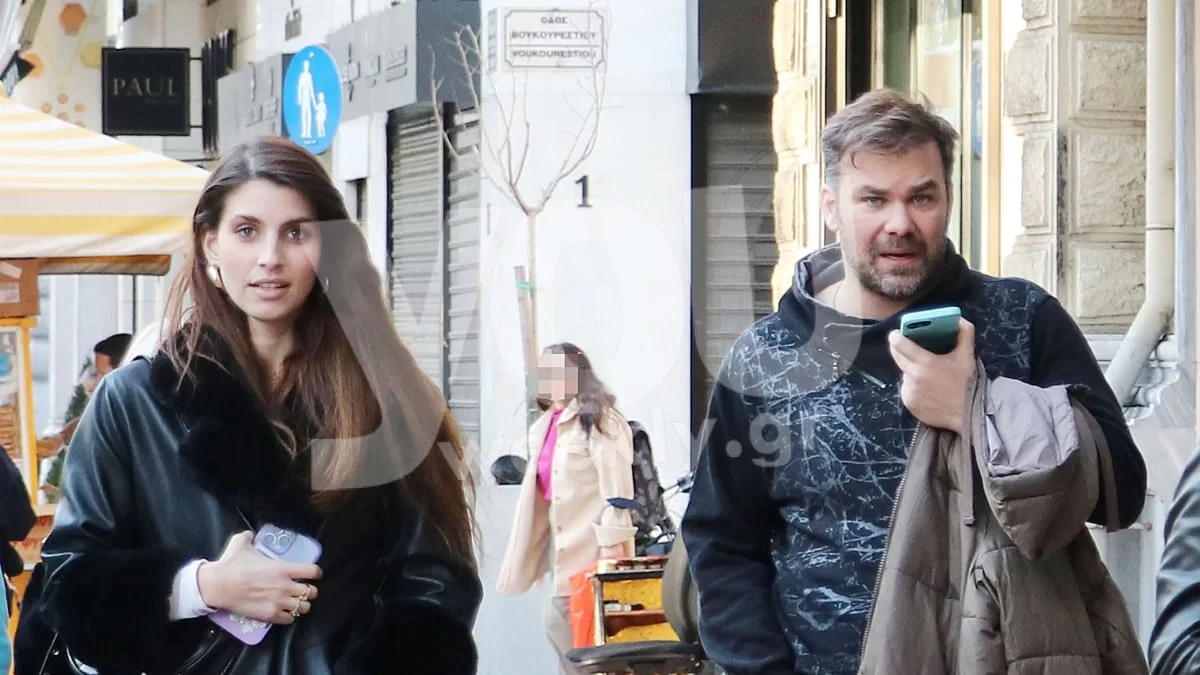 Δεν άφησε το κινητό του από το χέρι - "Συννεφιασμένος" στο κέντρο της Αθήνας ο Γιώργος Σαμπάνης! Στο πλευρό του η Σαρρή