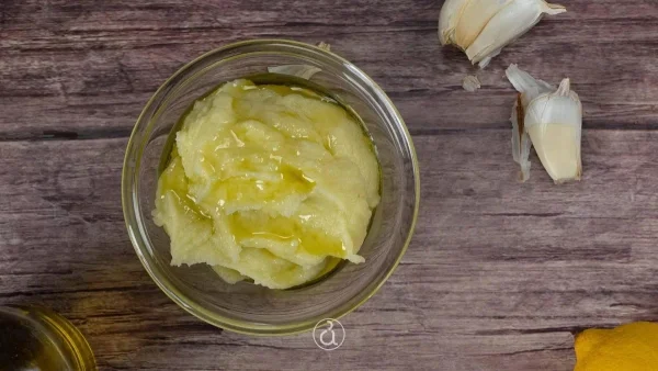 Το μεγάλο μυστικό για να μην «βαρύνει» η μυρωδιά της σκορδαλιάς - Ραντίστε το σκόρδο με...