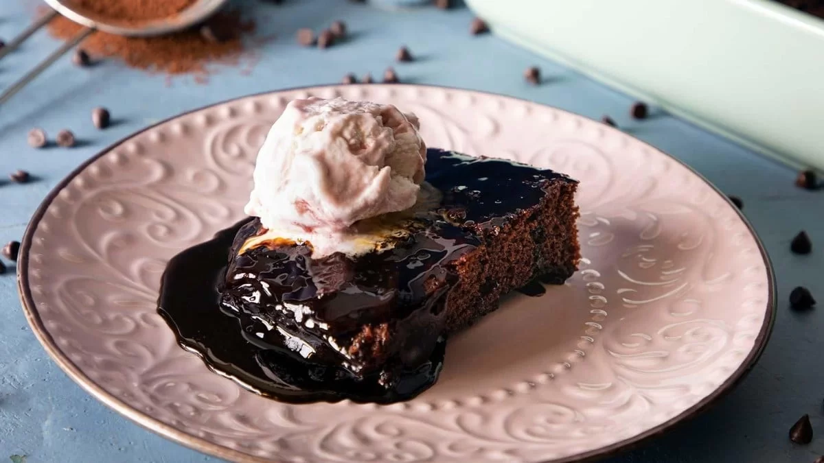 Δεν θέλει καν μίξερ: Σιροπιαστή και λαχταριστή σοκολατόπιτα στιγμής χωρίς αυγά, της Αργυρώς