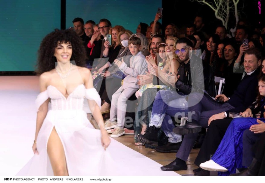 Yes I Do: Με αποκαλυπτικό νυφικό η Μαρία Σολωμού πάνω στην πασαρέλα - Η κίνηση που έκανε στον Mente Fuerte