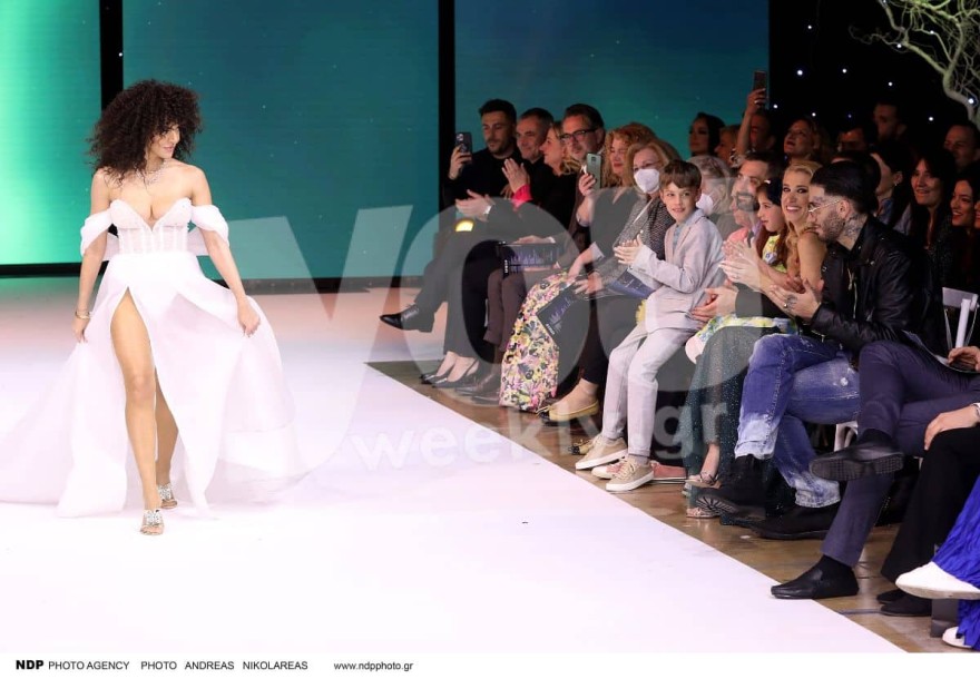 Yes I Do: Με αποκαλυπτικό νυφικό η Μαρία Σολωμού πάνω στην πασαρέλα - Η κίνηση που έκανε στον Mente Fuerte