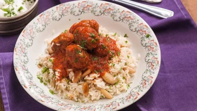 Πολίτικα ζουμερά σουτζουκάκια με σκόρδο και κύμινο