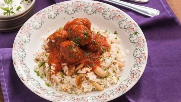 Πολίτικα ζουμερά σουτζουκάκια με σκόρδο και κύμινο