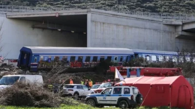 Τέμπη: «Πάτα πάνω μου να βγείς!» - "Ρίγη" συγκίνησης με επιβάτρια που ψάχνει συνεπιβάτη της