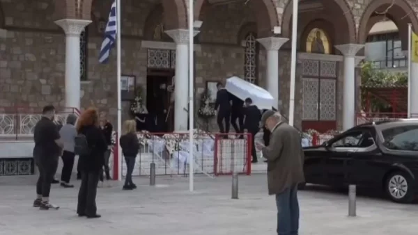 Τέμπη: Σπαραγμός στην κηδεία του 22χρονου Ντένις - Πέταξαν άσπρα μπαλόνια στον ουρανό