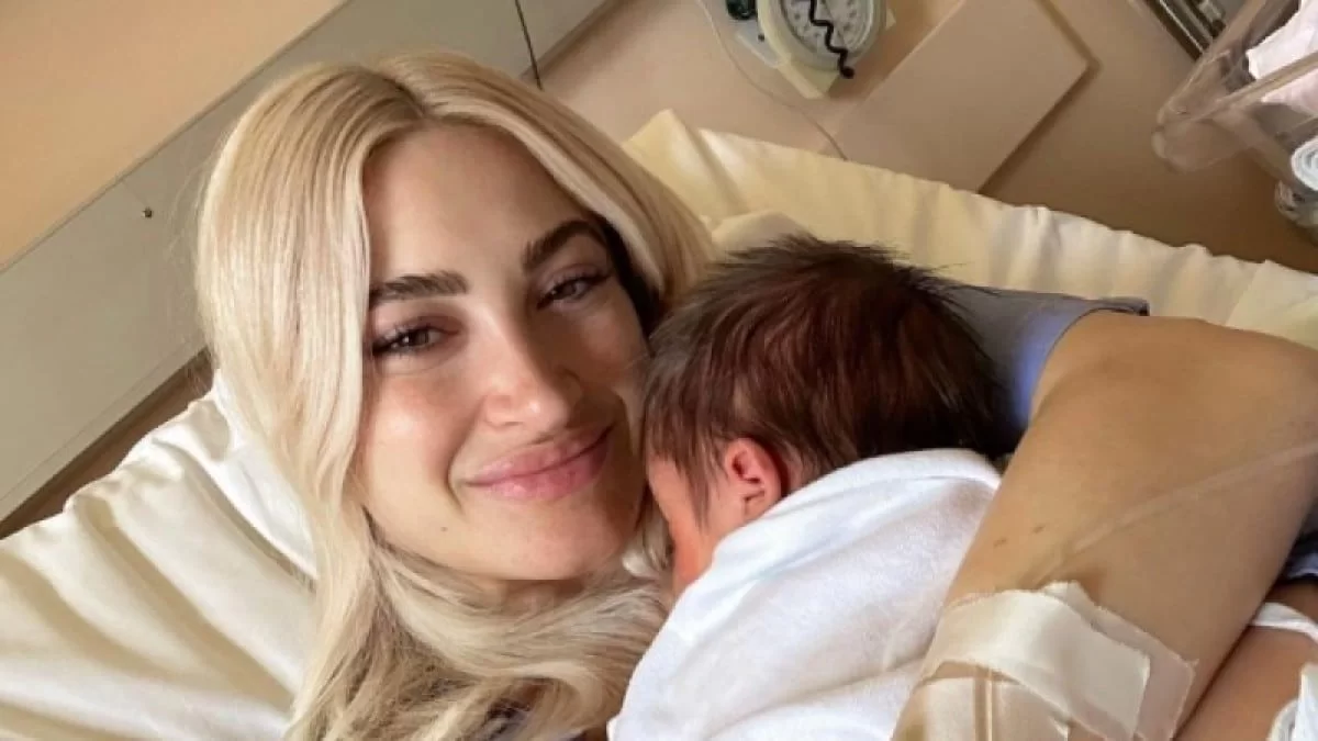 «Πηγαίνουμε στον μπαμπά μας...» - Με τον μπέμπη της στο αεροδρόμιο! Καρέ καρέ το ταξίδι της Ιωάννας Τούνη με τον γιο της