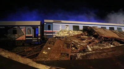 Τραγωδία Τέμπη: «Πού μπορώ να μάθω εάν ζει το παιδί μου;» - Τραγική φιγούρα μητέρας έξω από τον σταθμό