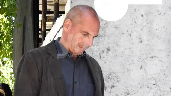 Γιάνης Βαρουφάκης: «Δεν είμαι ούτε δικαστής, ούτε...» - Οι πρώτες δηλώσεις του μετά τον ξυλοδαρμό που υπέστη