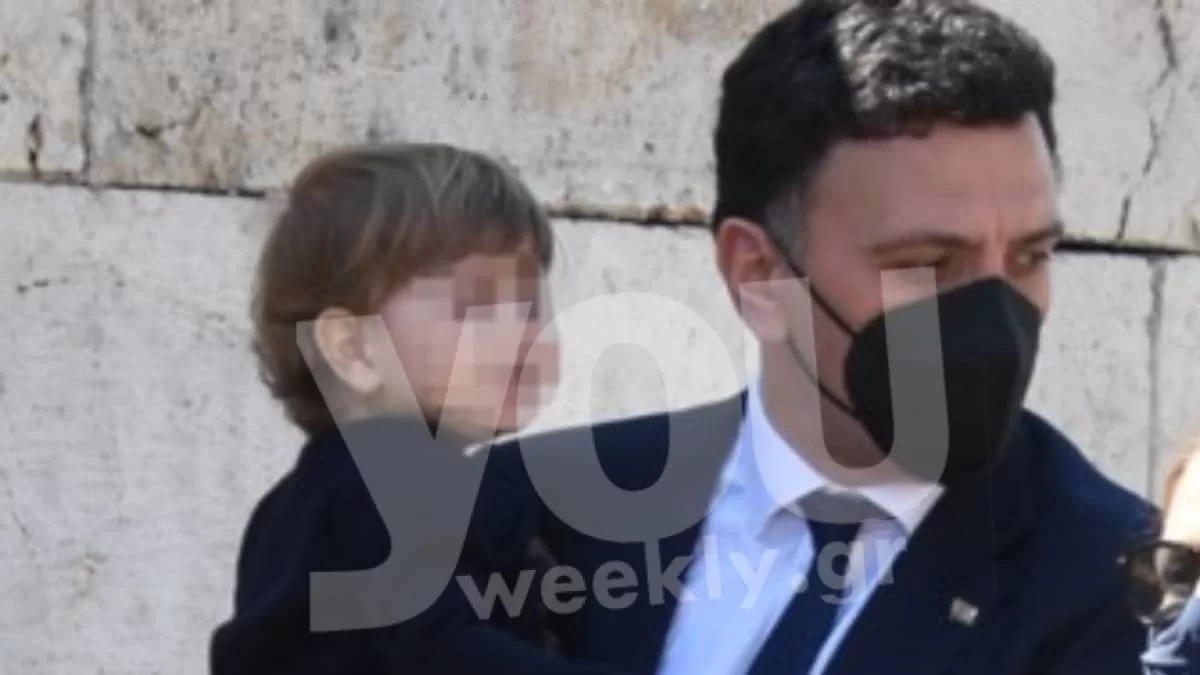 Με τον γιο του στους ώμους του - Στην παρέλαση της 25ης Μαρτίου στο Σύνταγμα ο Βασίλης Κικίλιας με τον μικρό Παναγιώτη